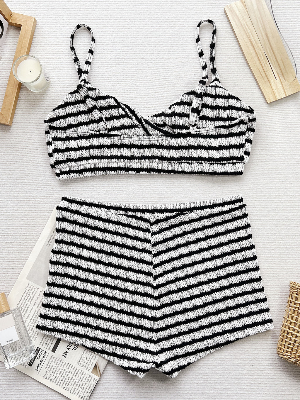 Biquíni Riviera NuAuge frente, listrado P&B. Top cropped twist front com alças finas e shorts cintura alta em tecido smocked.