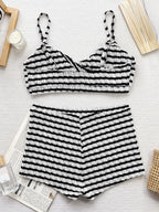Biquíni Riviera NuAuge frente, listrado P&B. Top cropped twist front com alças finas e shorts cintura alta em tecido smocked.