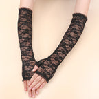 Luva Valeria preta, detalhe da renda fingerless floral com babado no punho, estilo retrô.