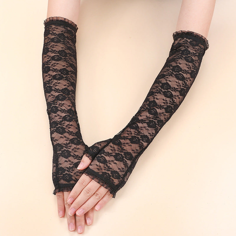 Luva Valeria preta, detalhe da renda fingerless floral com babado no punho, estilo retrô.