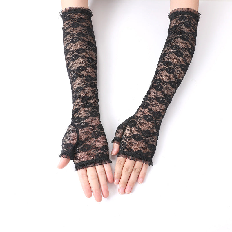 Luva Valeria preta. Luvas fingerless de renda floral ameixa com babados nos punhos e braços. Vista frontal.