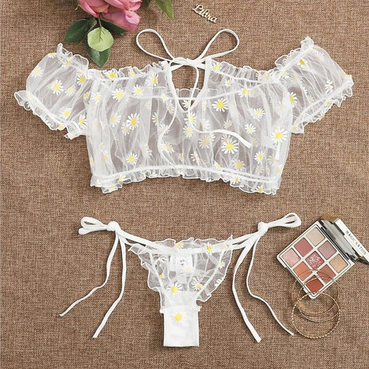 Conjunto Luiza Branco, top ombro a ombro e calcinha fio dental de renda floral com margaridas e babados.