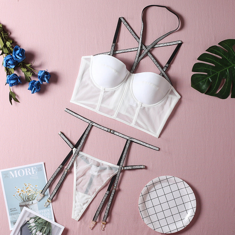Conjunto Thessaly branco: Sutiã halter bojo aro, bustier tule, alças cruzadas brilhantes, calcinha fio dental e ligas.