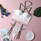 Conjunto Thessaly branco: Sutiã halter bojo aro, bustier tule, alças cruzadas brilhantes, calcinha fio dental e ligas.