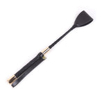 Chicote Fouet NuAuge preto de couro PU com cabo trançado e detalhes dourados.