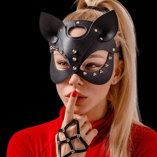 Máscara Minuit Gata preta NuAuge de couro premium, design meia-face sedutor com orelhas de gata e rebites metálicos.