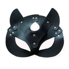 Máscara Minuit Gata preta em couro premium, design meia-face com rebites prateados, vista frontal.