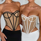 Foto de frente do Top Rossana bege tomara que caia, com bojo, linhas de corselet visíveis e detalhes pretos e brancos.