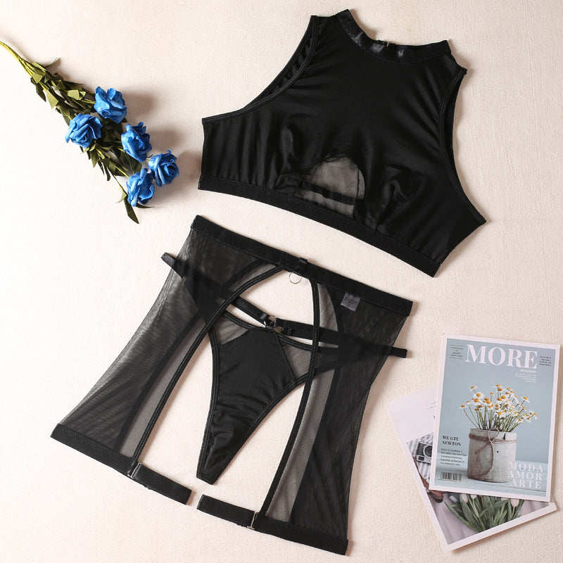 Conjunto Onix preto: top bustier sem aro de tule transparente com recortes, e calcinha fio dental com painéis laterais em tule.