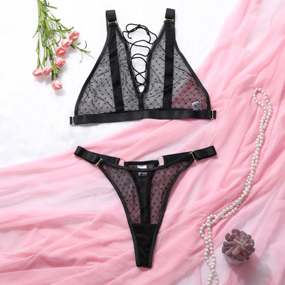 Conjunto Bianca preto, bralette renda transparente poá sem bojo/aro com amarrilho e calcinha fio dental. Vista frontal.