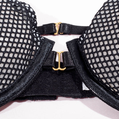 Detalhe sutiã preto Adriana NuAuge: fecho frontal dourado, copas em tule rede com forro claro. Design com amarração ajustável.