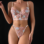 Conjunto Aurora rosa NuAuge. Sutiã bustiê com bojo, aro e calcinha fio-dental em renda floral bordada. Vista frontal.