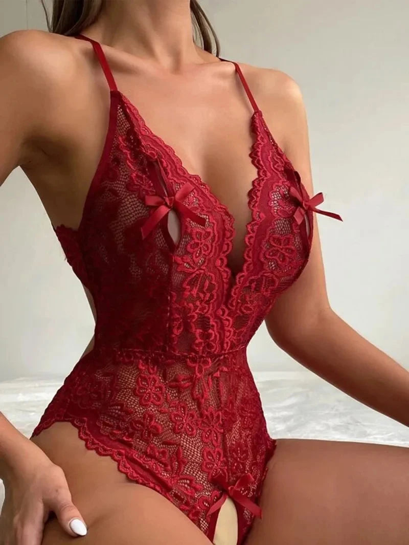 Body Polaris vermelho, frente. Renda floral transparente com aberturas estratégicas, laços e alças finas.
