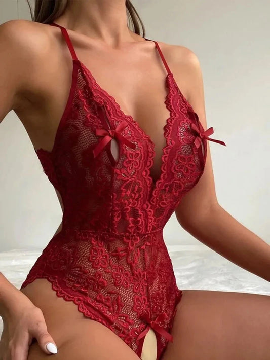 Body Polaris vermelho, frente. Renda floral transparente com aberturas estratégicas, laços e alças finas.