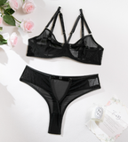 Conjunto Mirabelle NuAuge preto. Sutiã sem bojo, com aro e malha mesh transparente, multi-alças. Calcinha fio dental mesh.
