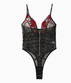 Body Larisa preto, frente. Modelador com taças em tule transparente, bordados florais vermelhos, aro e zíper frontal.
