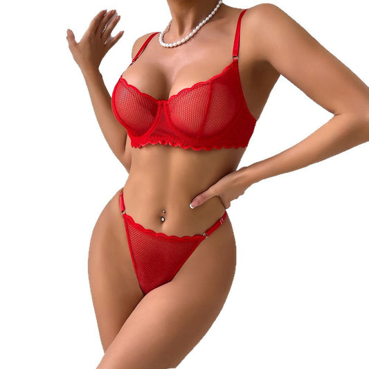 Modelo de frente com Conjunto Gioia vermelho: sutiã estruturado com aro, alças duplas e tecido mesh. Calcinha coordenada.
