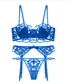Conjunto Azzurra azul, vista frontal. Sutiã push-up com aro e renda, calcinha e cinta-liga em tule e renda.