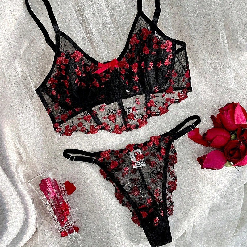 Conjunto Mirella preto e vermelho. Sutiã bralette sem bojo/aro e calcinha fio dental de renda bordada floral. Frente.