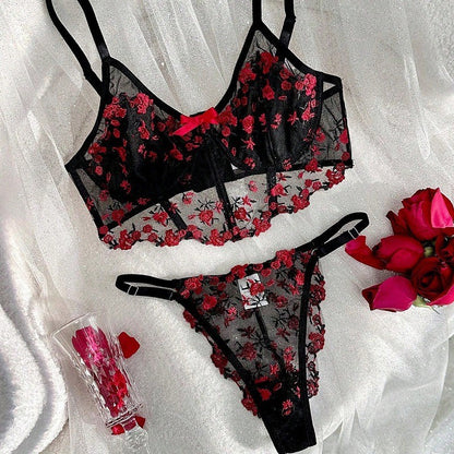 Conjunto Mirella preto e vermelho. Sutiã bralette sem bojo/aro e calcinha fio dental de renda bordada floral. Frente.