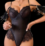 Body Ginevra preto, frente. Com bojo, aro, renda, alças reguláveis e design transparente de listras verticais.