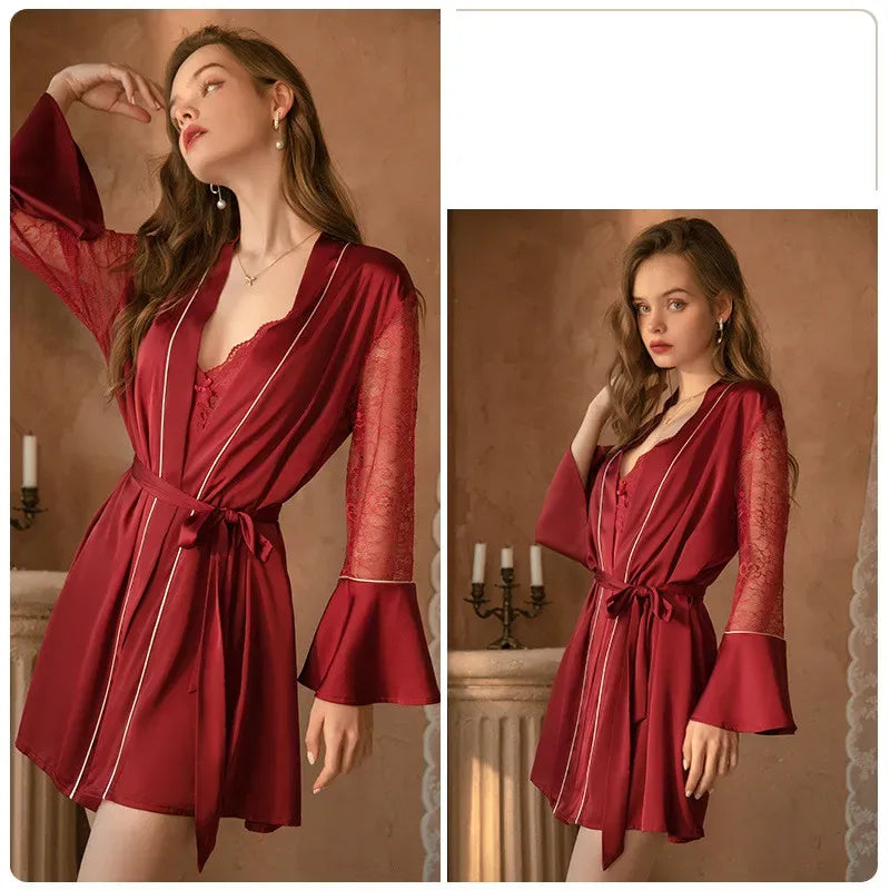 Camisola Delfina vermelha frente. Robe de cetim acetinado, manga flare com renda floral, piping branco. Slip dress decote V com renda e alças finas.