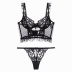 Conjunto Cosette preto, frontal. Sutiã longline com aro, renda floral e tule poá. Fio dental coordenado em renda.