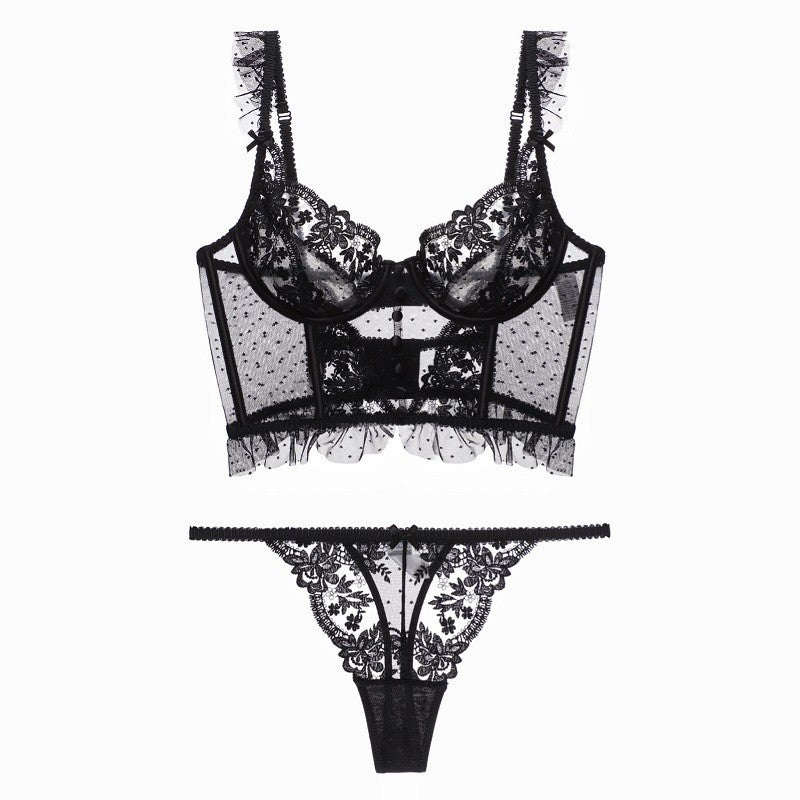Conjunto Cosette preto, frontal. Sutiã longline com aro, renda floral e tule poá. Fio dental coordenado em renda.