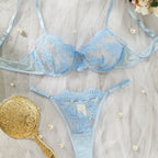 Conjunto Celeste azul, frente. Sutiã push-up aro com renda e mesh transparente. Calcinha fio bordada. Lingerie NuAuge.