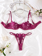 Conjunto Penelope Vinho, frente. Sutiã meia-taça bojo fino, renda bordada floral, tule transparente. Calcinha fio.