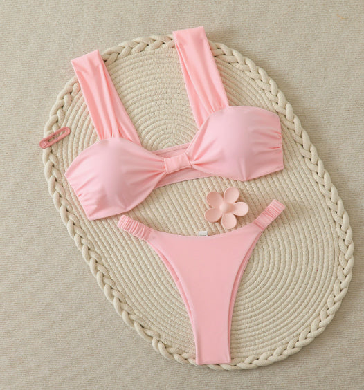 Biquíni Soleil Rosa, frente. Top bandeau com bojo e laço central, alças largas. Calcinha cavada franzida.