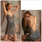 Camisola Delfina cinza frente e costas. Slip dress curto em cetim com decote V, renda floral, alças finas reguláveis cruzadas.