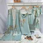 Robe Isadora kit Verde claro em Ice Silk com estampa floral, incluindo robe, slip dress, top de alça e shorts. Visão frontal.
