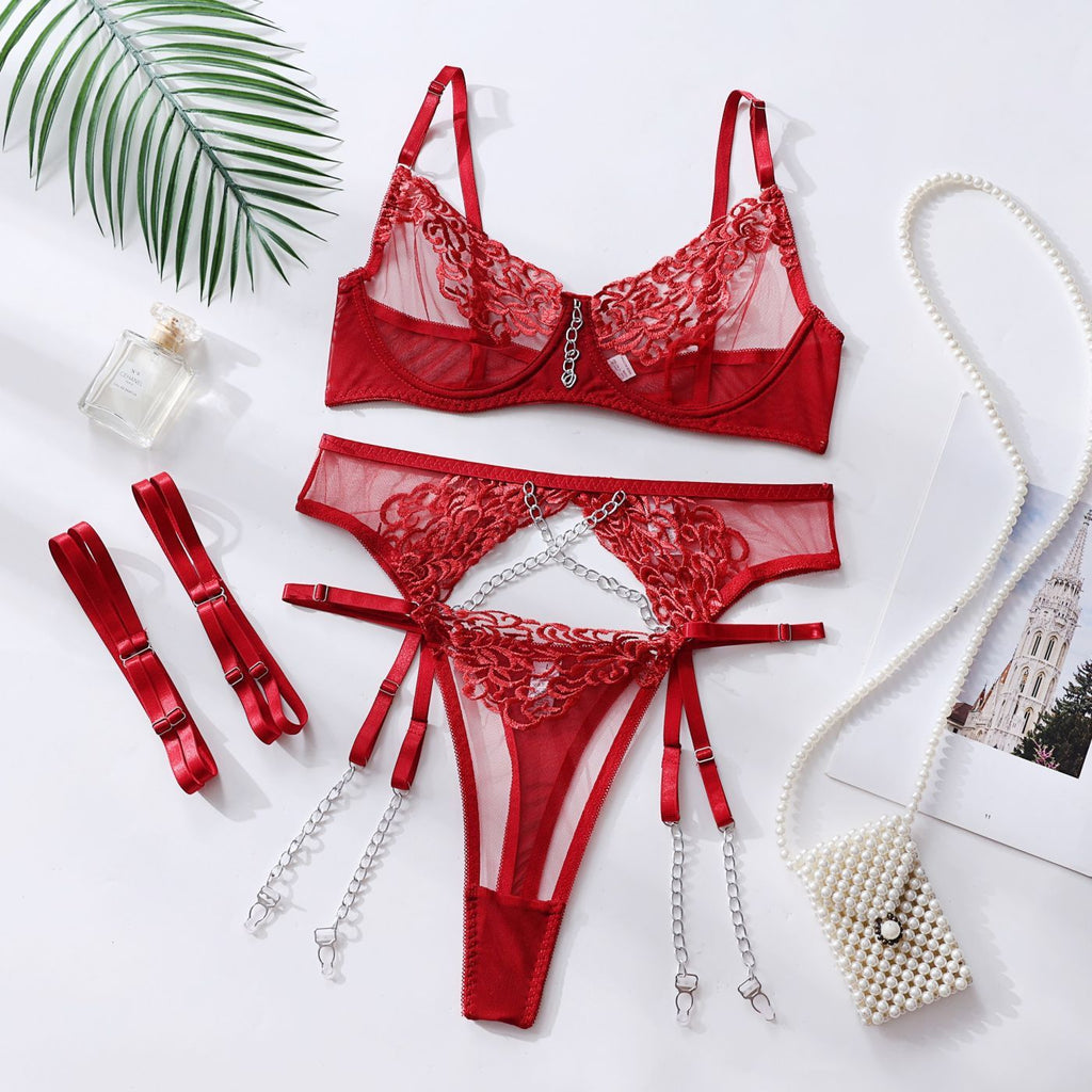 Conjunto Colette vermelho. Sutiã com aro, renda bordada e tule; calcinha fio dental; cinta-liga e ligas com correntes metálicas.