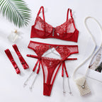 Conjunto Colette vermelho. Sutiã com aro, renda bordada e tule; calcinha fio dental; cinta-liga e ligas com correntes metálicas.