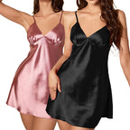 Duas modelos vestem Camisola Solène frente, uma rosa. Peça acetinada fluida, modelagem sling com alças finas e caimento impecável.
