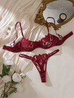Conjunto Penelope Vinho. Vista frontal com sutiã meia-taça, bojo fino, renda bordada floral, tule e calcinha fio dental.