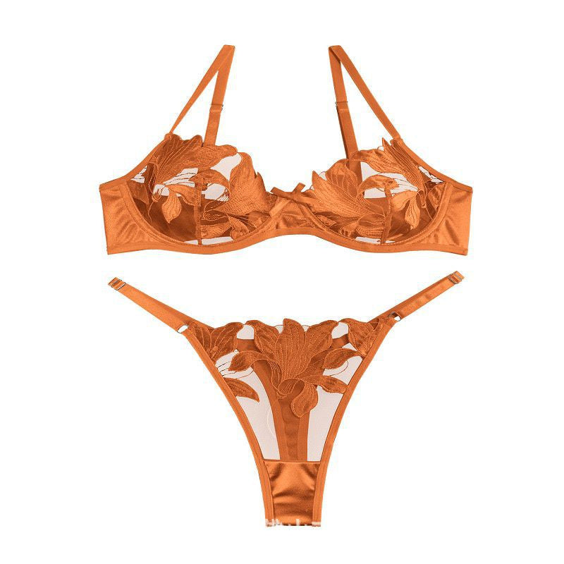Conjunto Penelope laranja escuro de frente. Sutiã meia-taça, bojo fino, renda bordada e tule transparente. Calcinha fio combinando.