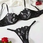 Conjunto Penelope preto de frente. Sutiã meia-taça bojo fino, renda bordada e tule. Calcinha fio.