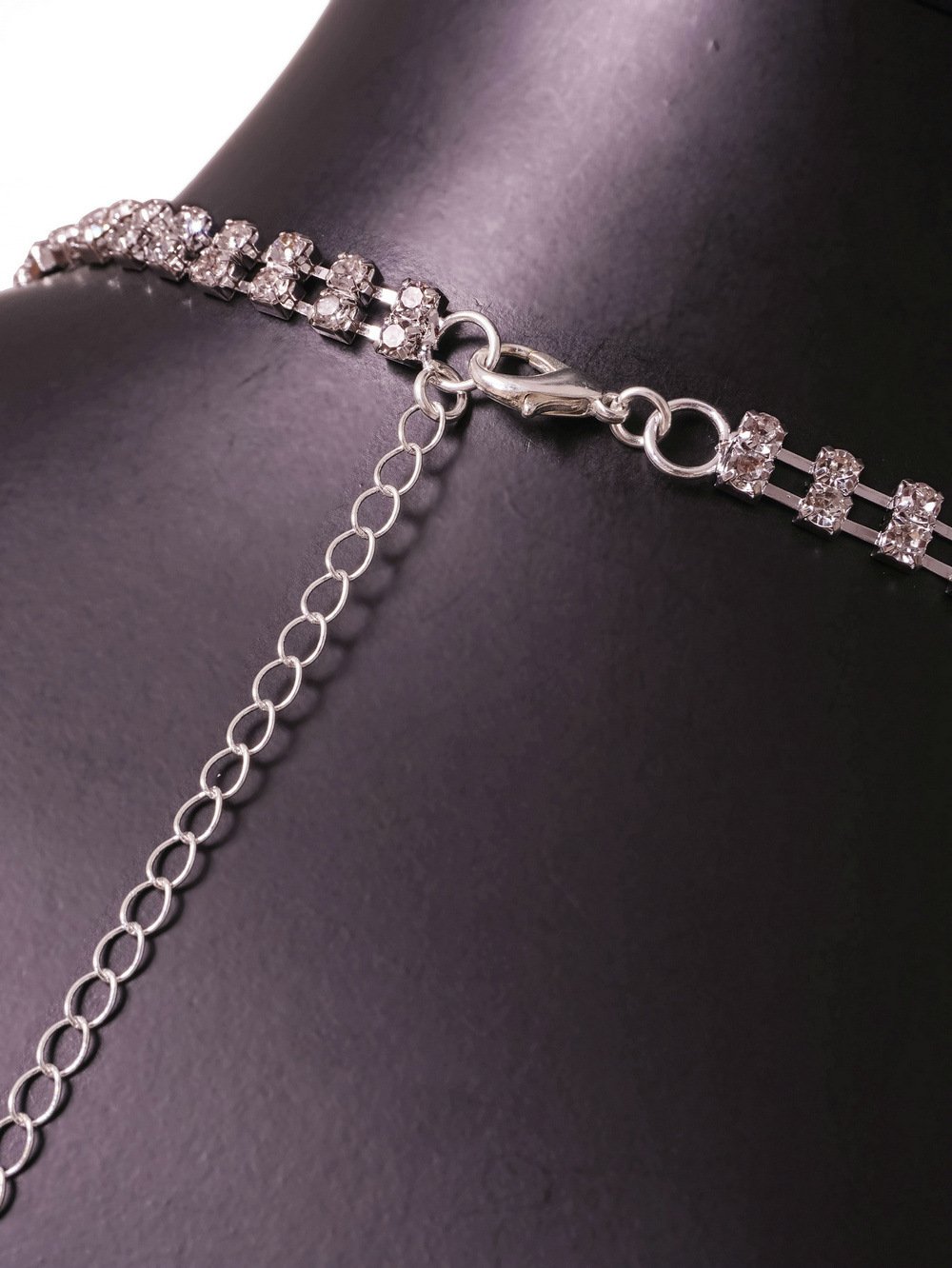 Detalhe do fecho e extensor ajustável prateado do Body Chain Supernova, com brilho celestial de strass.