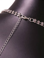 Detalhe do fecho e extensor ajustável prateado do Body Chain Supernova, com brilho celestial de strass.
