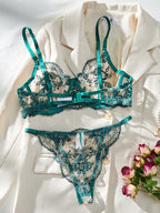 Conjunto Florinda verde. Sutiã meia-taça com aro, bojo estruturado em tule transparente e bordado floral elaborado. Calcinha fio dental. Frente.