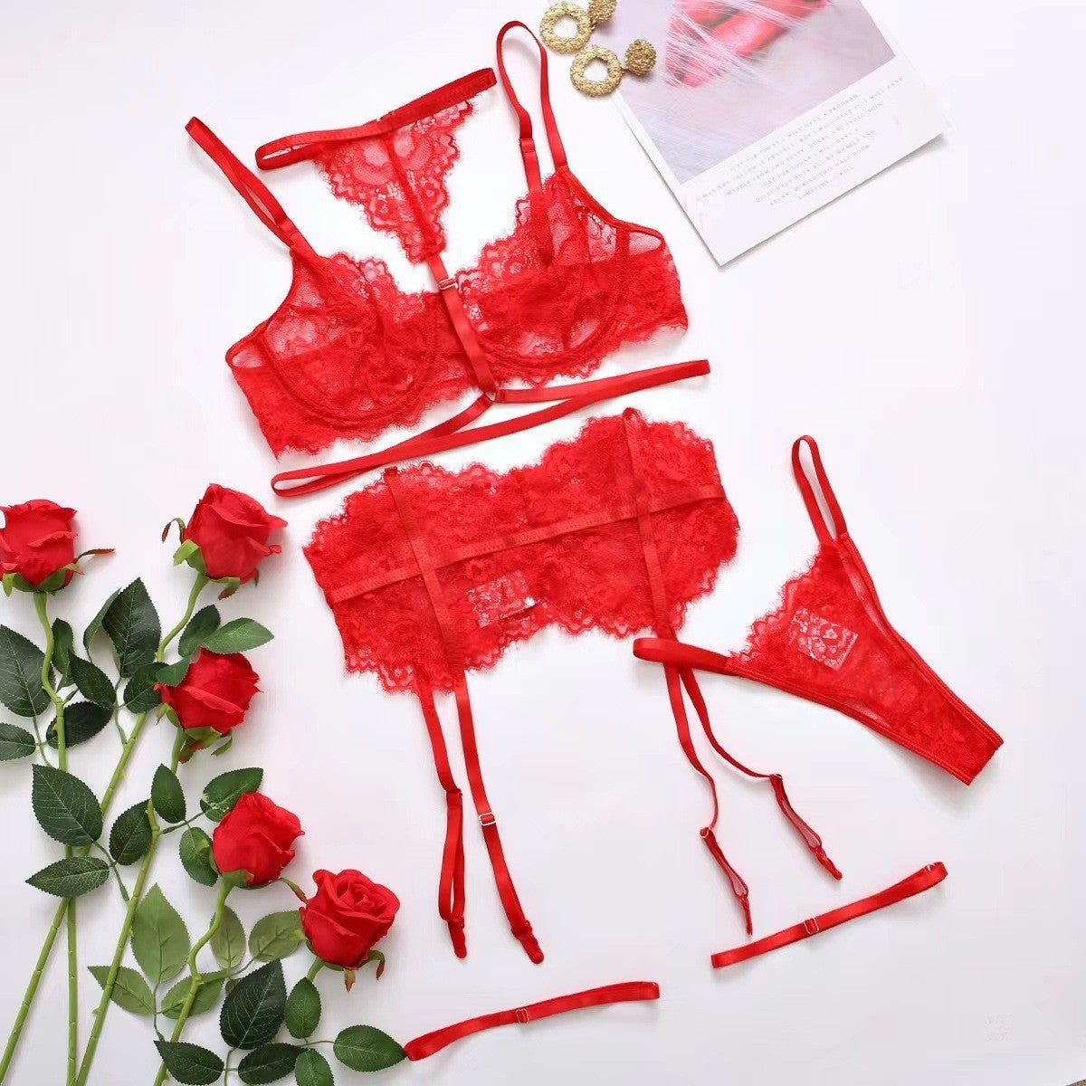 Conjunto Isolde NuAuge vermelho - still de produto disposto sobre fundo claro com rosas vermelhas e acessórios