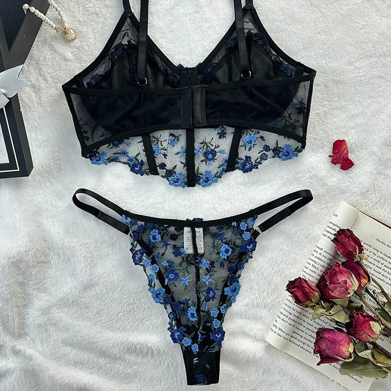 Conjunto Mirella preto e azul. Bralette de malha fina com bordado floral azul nas costas e calcinha fio dental.