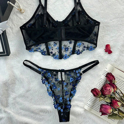 Conjunto Mirella preto e azul. Bralette de malha fina com bordado floral azul nas costas e calcinha fio dental.