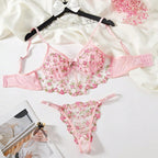 Conjunto Mirella NuAuge rosa. Sutiã alongado com aro, malha fina transparente e delicado bordado floral. Calcinha fio dental combinando.