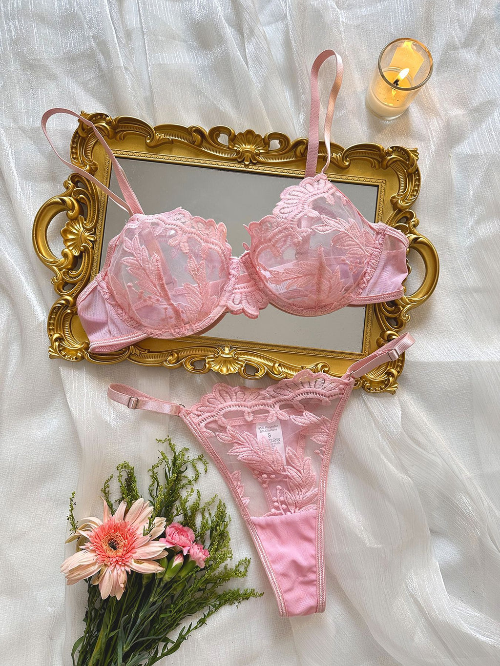 Conjunto Celeste rosa: sutiã frente com bojo push-up, aro, renda floral e mesh. Calcinha fio com renda. Delicadeza NuAuge.