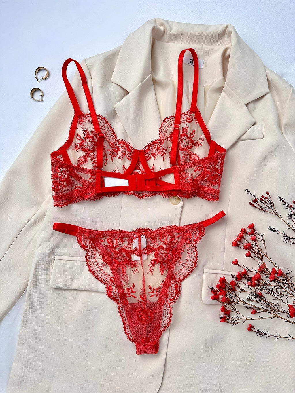 Conjunto Florinda vermelho: sutiã meia-taça com aro e tule bordado floral (vista costas); calcinha fio dental (vista frente).