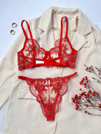 Conjunto Florinda vermelho: sutiã meia-taça com aro e tule bordado floral (vista costas); calcinha fio dental (vista frente).
