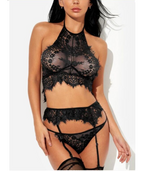 Conjunto Camille preto, frente. Bralette halter de renda sem aro/bojo, calcinha fio dental e cinta-liga com presilhas.